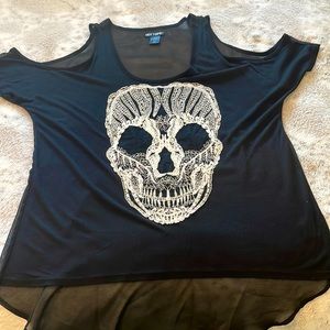 High Lo Skull top